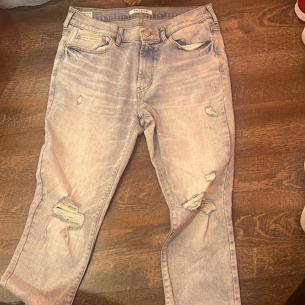 Packing men’s ripped Jean
